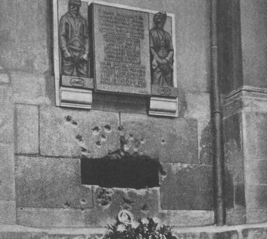 El monumento a los paracaidistas en la iglesia de San Carlos Borromeo