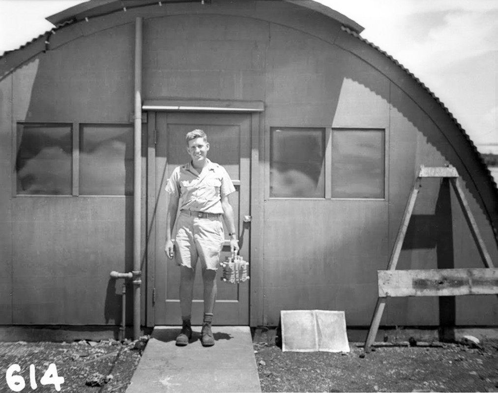 Harold Agnew portando el núcleo de plutonio de la bomba de Nagasaki Fat Man en 1945