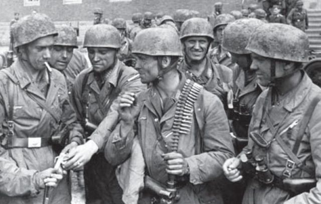 Los hombres del Sturmgruppe Granit fotografiados tras el éxito del asalto al fuerte Eben Emael, Bélgica