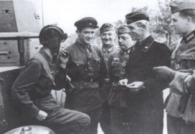 Soldados alemanes confraternizando con hombres del Ejército Rojo