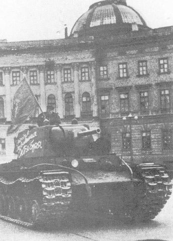 KV-1 recién salido de la fábrica Kirov en Leningrado, dirigiéndose hacia el cercano frente para defender la ciudad. Otoño 1941