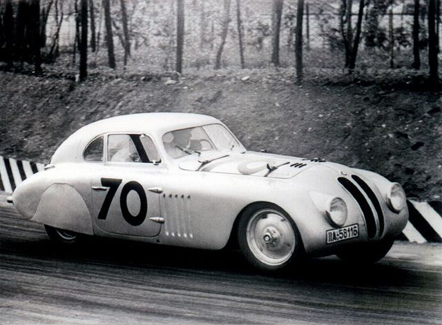 Los últimos campeones del periodo entreguerras 1940, los alemanes, Huschke von Hanstein y Walter Baumer, en un BMW 328, la carrera no se volvería a disputar hasta después de la segunda guerra mundial