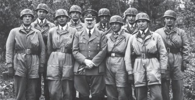 Los líderes de la incursión sobre el fuerte Eben Emael posando con Hitler. 16 de Mayo de 1940