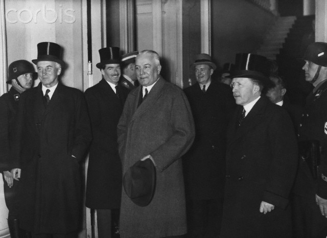 De izquierda a derecha, Sir John Simon, Antony Eden, Constantin von Neurath y Sir Eric Phipps, el embajador británico, después de las conversaciones sobre el plan de Hitler para detener el bolchevismo, 1935