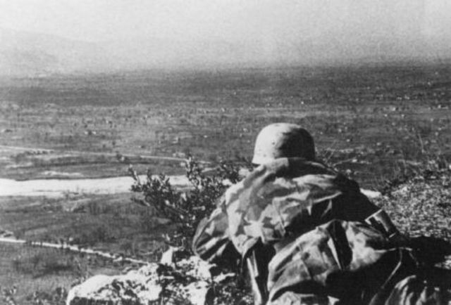 Un paracaidista alemán en un puesto observación vigilando el Valle del Liri