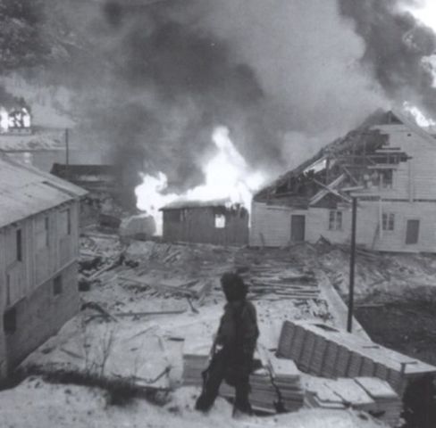 Comando observando los almacenes de munición alemanes destruidos