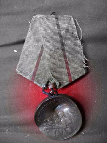Medallas y condecoraciones que fueron alcanzadas por las balas y metralla del enemigo