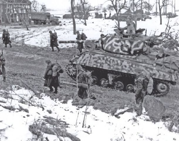 Un Sherman M4A3 del 709º Batallón de Tanques con camuflaje invernal en Riedwihr. 31 de enero de 1945