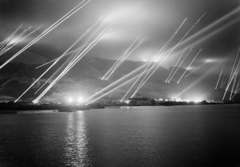 Reflectores de Gibraltar, 1942
