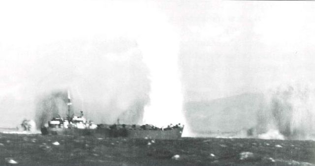 Un transporte LST bajo ataque de la Luftwaffe. 22 de enero 1944