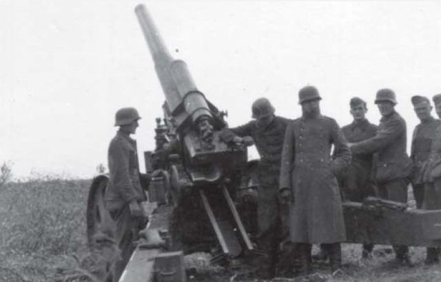 Obús alemán sFH.18 de 15 cm en listo para abrir fuego sobre las posiciones soviéticas