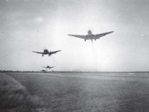 Escuadrilla de Junker 87 Stuka despegando de un aeródromo alemán en la estepa