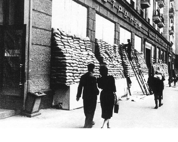 Julio de 1941. Los escaparates de las tiendas en Moscú son protegidos por sacos terreros en previsión de los bombardeos de la Luftwaffe
