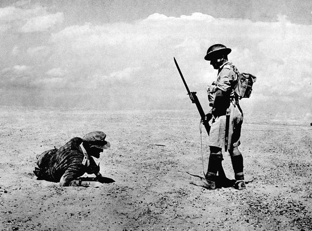 Oficial alemán herido custodiado por un soldado británico en el desierto egipcio