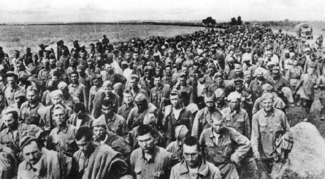 Interminable columna de prisioneros soviéticos camino del cautiverio