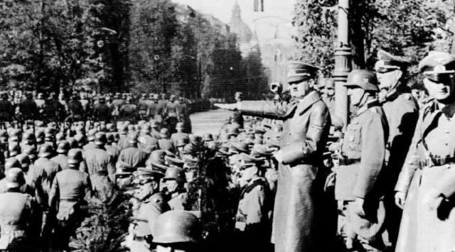 Hitler saludando a sus tropas durante el desfile militar de la victoria. Varsovia, 5 de octubre de 1939