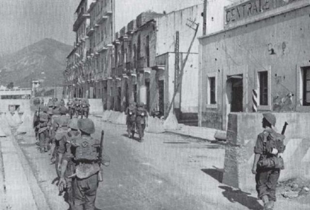 El 10 de septiembre de 1943 la 46ª División británica entra en Salerno. En la imagen hombres de 6th York and Lancaster Regiment entrando por la Via Torrione