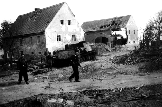 Tropas de la HGD durante la batalla de Bautzen, junto al edificio un cazacarros soviéticos ISU 122 puesto fuera de combate. Abril 1945