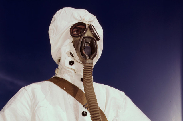Un marinero en la Base aérea Naval usa el nuevo tipo ropa protectora y máscara de gas diseñada para el uso en la guerra química, en Corpus Christi, Texas, en agosto de 1942