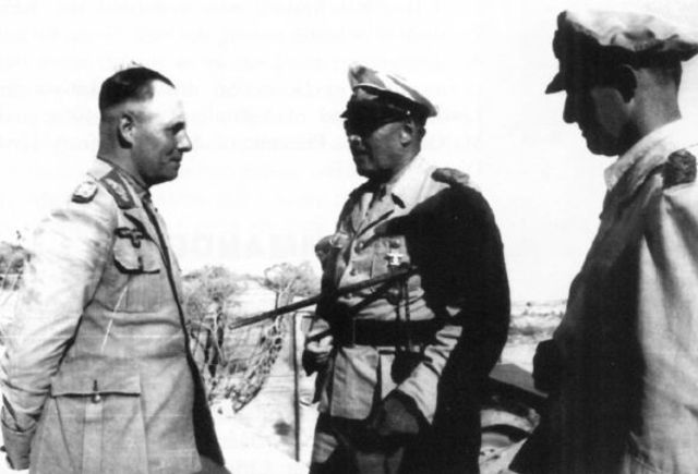 Tres mariscales discutiendo la situación en Egipto. A la izquierda Rommel, en el centro Albert Kesselring y la derecha el italiano Ugo Cavallero