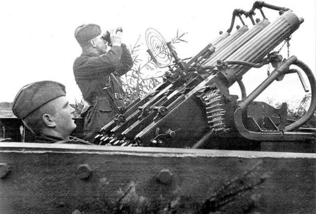 Montaje de 7,62 mm de cuatro ametralladoras antiaéreas, al mando del sargento D. Janowski, primer plano, destruyó un bombardero alemán, que trató de atacar a un tren blindado. En el fondo, con binoculares observa G. Tyurin. Frente de Leningrado, septiembre-octubre 1941