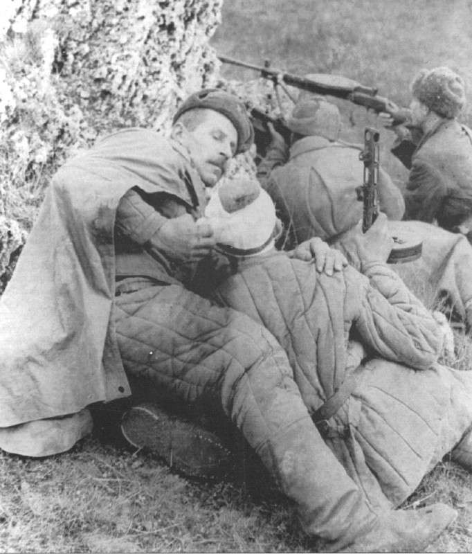 Soldado Tverdokhleb, durante los combates en Kuban atendió gran cantidad de heridos, recibiendo altas condecoraciones por su desempeño, nov 1943