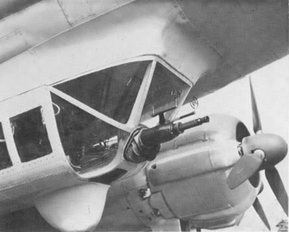 Ametralladora MG 131 colocada en lugar del cañón MG 151 20 al tener el visor de bombardeo Lofte 7D