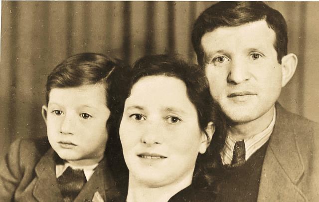 Josef Schleifstein con sus padres
