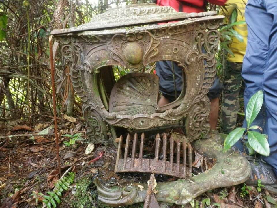 Victorian parlor stove circa asli di dalam hutan Kuala Kangsar