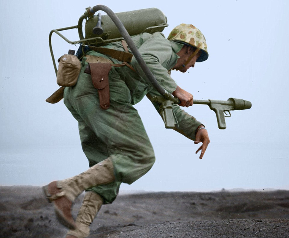 Un marine avanza en medio del fuego japonés con su lanzallamas