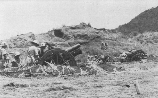 Artillería sudafricana abriendo fuego sobre las posiciones italianas en Amba Alagi