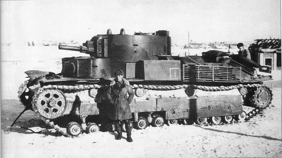 Este T28 ruso capturado cerca del istmo de Carelia en el invierno de 1942, también nos muestra un faldón, pero en este caso parece dejar fuera a las orugas y ruedas