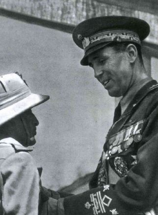 En la izquierda de la imagen, Amadeo II de Saboya, Duque de Aosta, comandante en jefe de las fuerzas italianas en el África Oriental Italiana, AOI