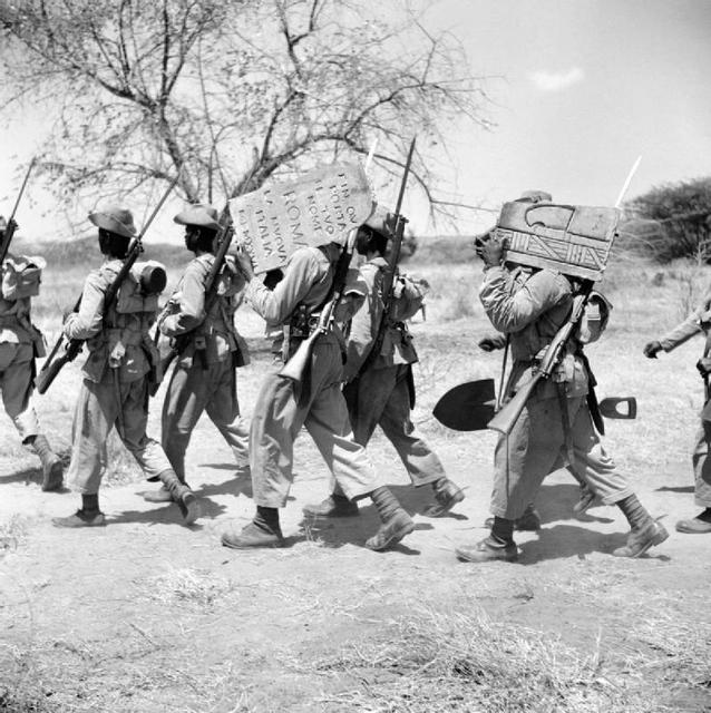 Soldados nigerianos del Imperio Británico portando unas marcas fronterizas italianas en frontera entre Somalia y Kenia