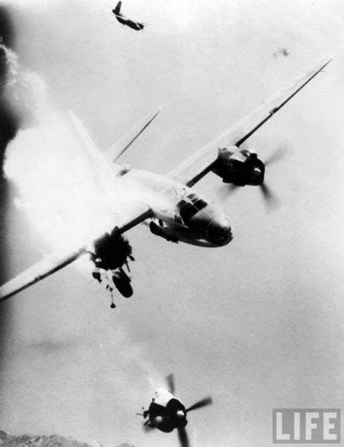 Un bombardero bimotor estadounidense Martin B-26 Marauder alcanzado por fuego antiaéreo