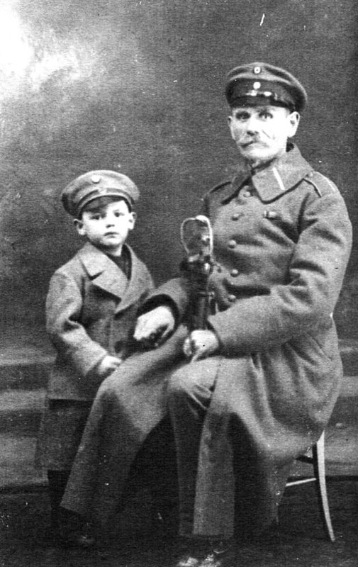 Erich Priebke junto a su padre