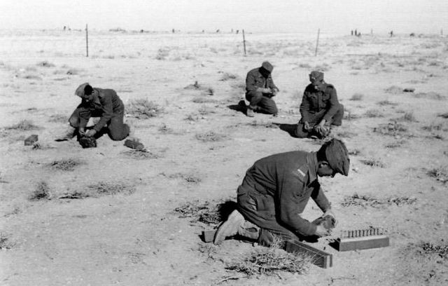 Ingenieros polacos colocando minas en el desierto